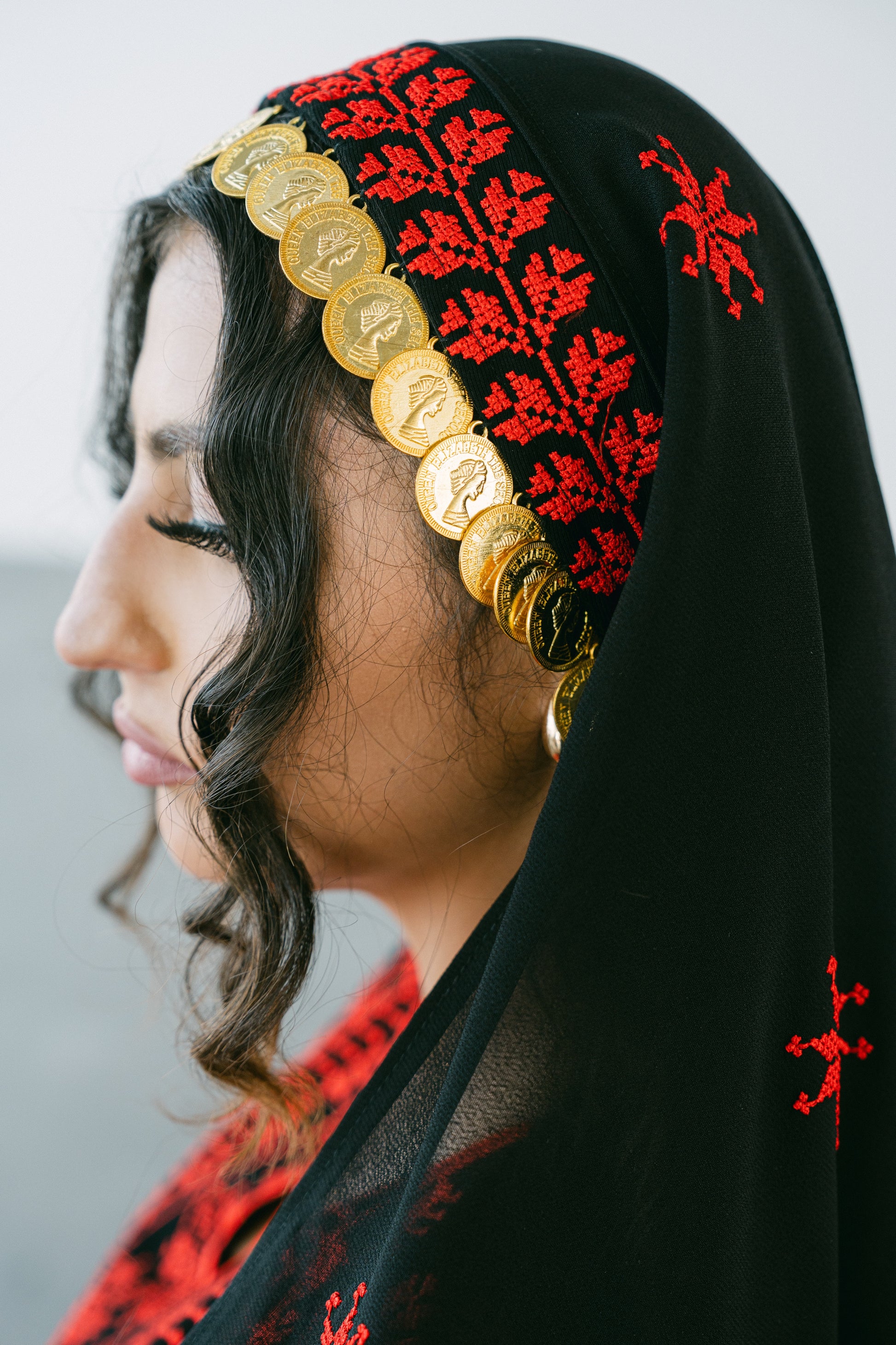 Arabisches rot schwarzes Thobe-Kleid mit passendem Headpiece mit goldenen Details