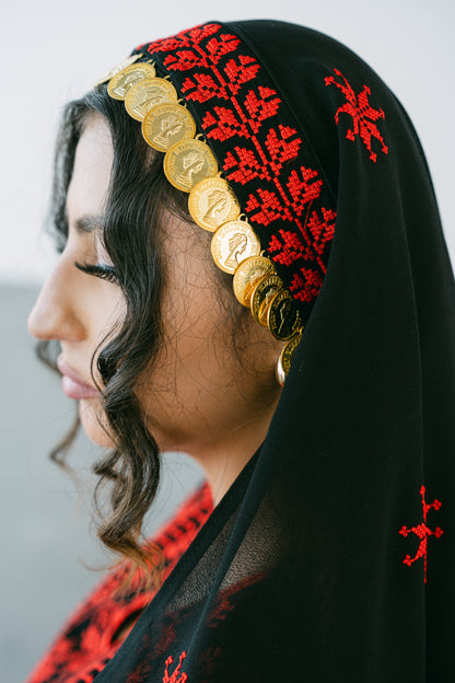 Arabisches rot schwarzes Thobe-Kleid mit passendem Headpiece mit goldenen Details