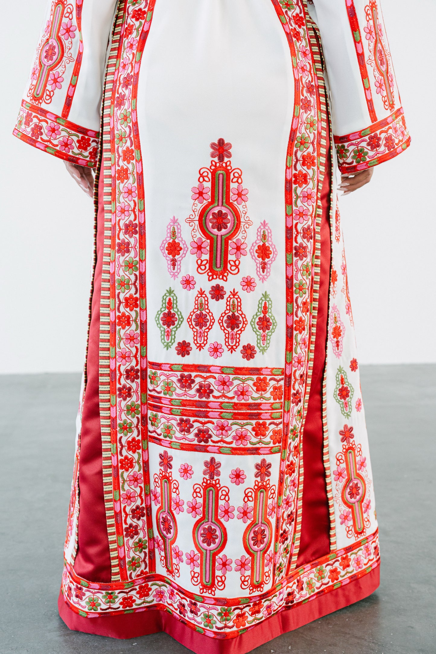 White Majda Thobe